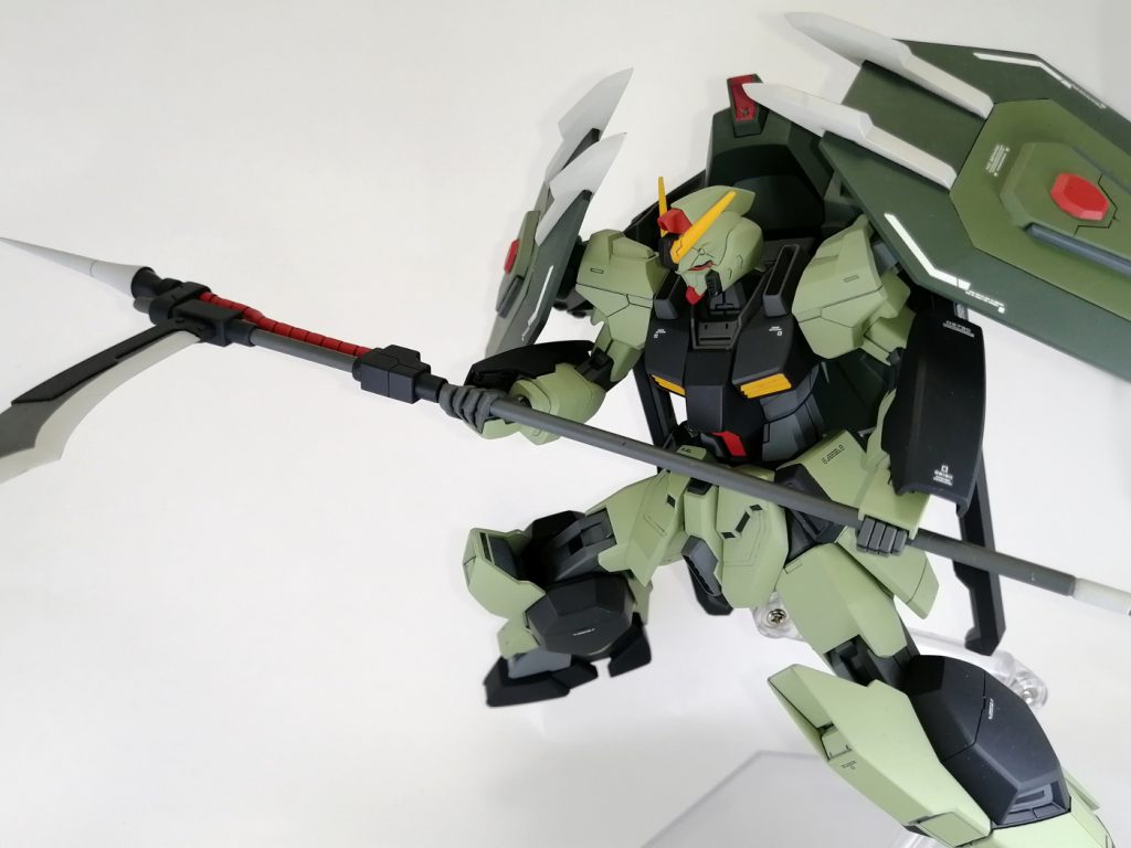 ガンダム本体のスタイルを優先したためバックパックの接続方式が変わってしまったので強襲形態は泣く泣くオミットしました。その代わりシールドを保持するアーム基部に可動軸を一つ増やしてアクションの自由度は向上しています。