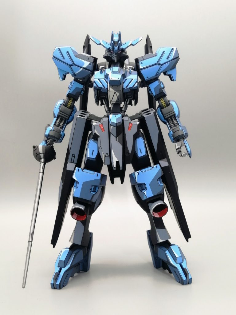 私は細部が塗りやすいように各部品バラシて塗装していますが、最後に組んでいったら足先に付くハンターエッジ(刃状の部品)の影が上下左右逆に塗装していたミスが発覚。ま~作った本人しか気づかない(気にしない)のでそのまま完成としました。(^-^;