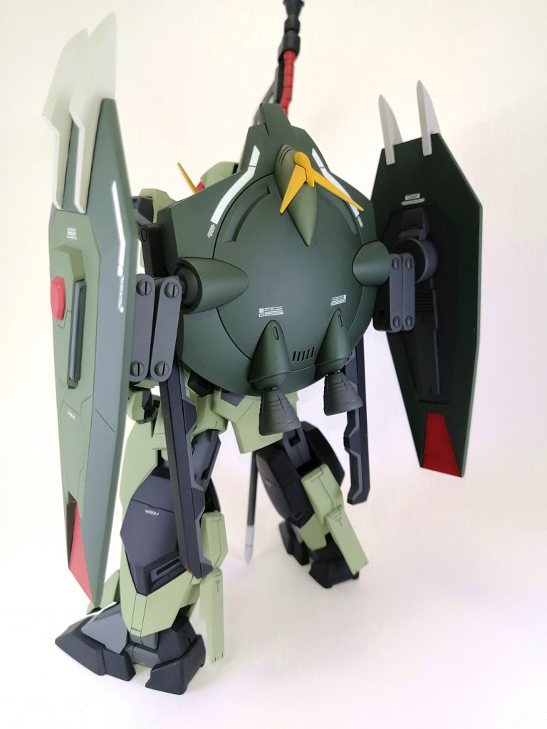 フォビドゥンの個性の一つであるゲシュマイディッヒパンツァーは元のキットではあまりにも小さく薄っぺらかったので劇中の巨大なイメージに合わせて可動アーム含めてプラ板でスクラッチしています。