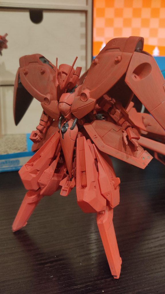 全身をアクリジョンベースカラーのレッドとホワイトを混ぜたもので筆塗りしています。首はノイエ・ジール部分を切り飛ばしてポリキャップを真鍮線で繋いでいます。