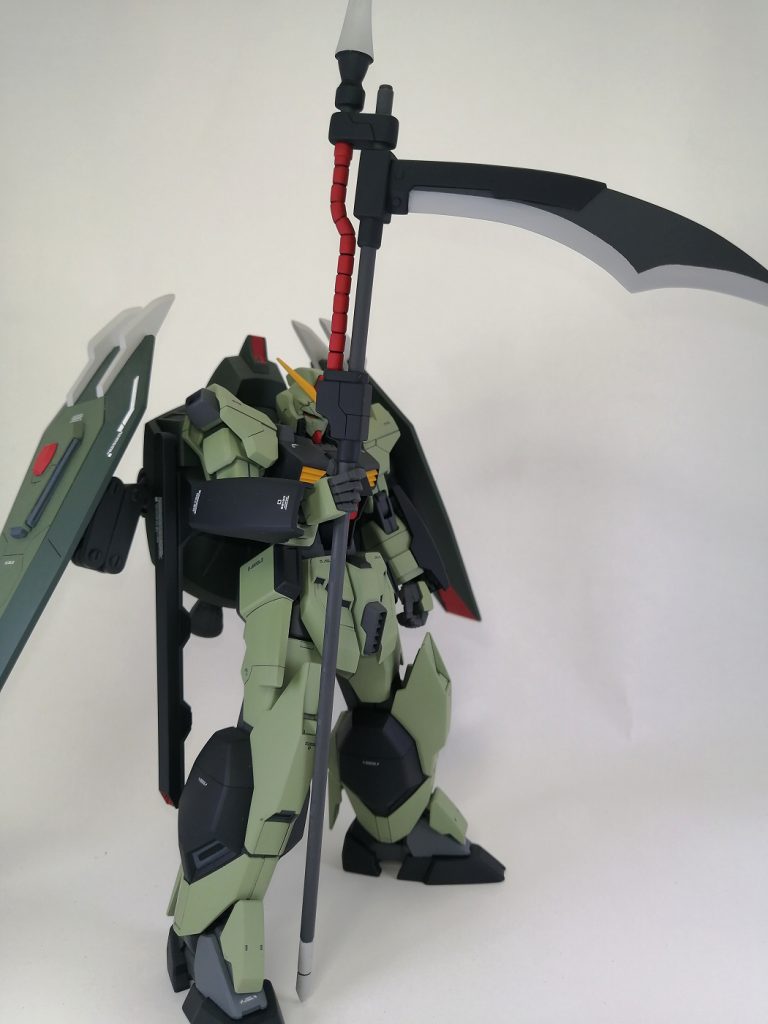 唯一の手持ち武装であるニーズヘグもHGのものでは迫力不足なのでプラ材でスクラッチ。一回り以上巨大化しています。