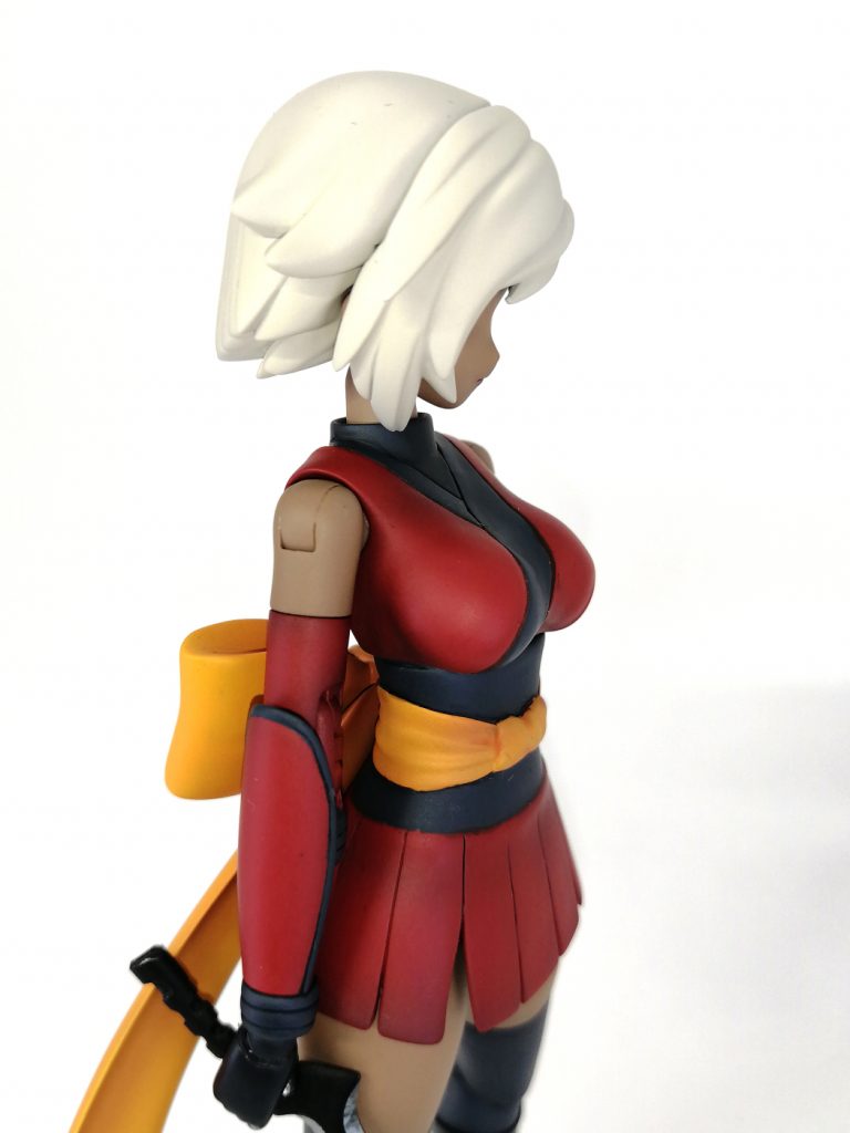 マフラーは取り外しても違和感無いように接続穴を埋めて肩周りを整形し直しています。胸は体形バランスが崩れるような盛りは好きではないのでキットのまま合わせ目消すのみに留めてます。