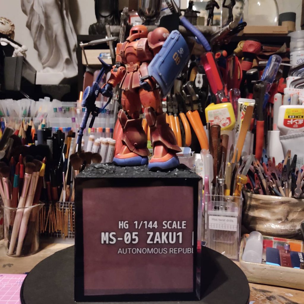 ザク1  シャアアズナブル機　油絵具で筆塗り–2枚目/制作者：B G