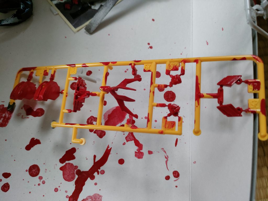 黄色いランナーは赤く塗装。