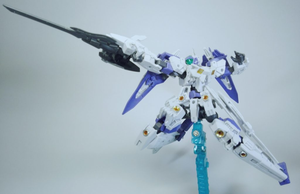 主兵装、ロングブレードライフル。やはり可変機には長物ですよね。前腕部に固定されており、刀身を回転させることで射撃も可能です。…どこからビームが出るかは深く考えないことにします。ブレード部分はアルトとラビオットの武器を組み合わせ、基部は余りパーツやジョイントで構成されています。