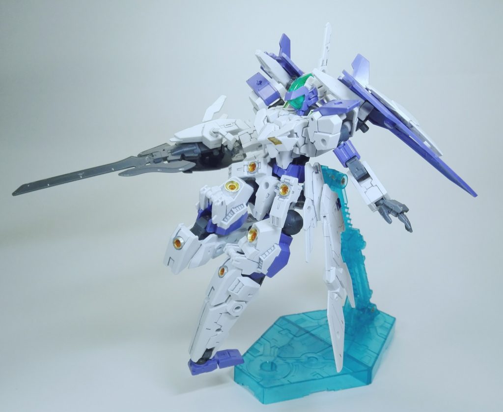 本来腰に付いていたウイングシールドは肩に移動させ、空いた腰にはエアファイター翼をサイドスカートっぽく。元サイドアーマーは前面に付けました。やはりスカートがあるとかわいいですよね。後頭部のトサカはエアファイターのランディングギア。お気に入りです。