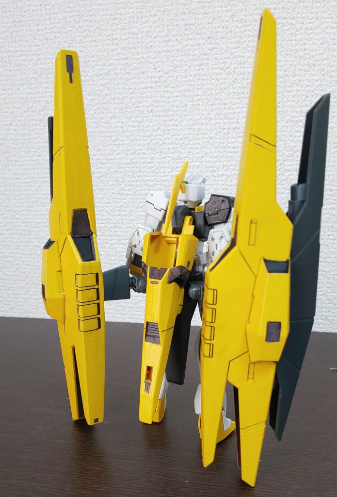 フロントとバックです。黄色部分はエアブラシで塗装しました。また、バインダーの接続アームをバトルアームアームズのパーツで延長してます。