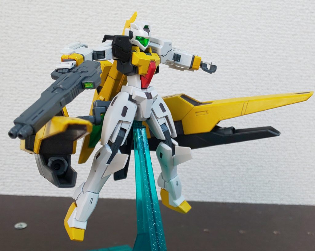 バインダーに内蔵したGNキャノン。リボーンズガンダムのパーツを流用してます。開脚しやすくするためにサイドアーマー上部を4ミリほど切り落としました。アームを延長したことにより、バインダーが動かしやすくなりました。