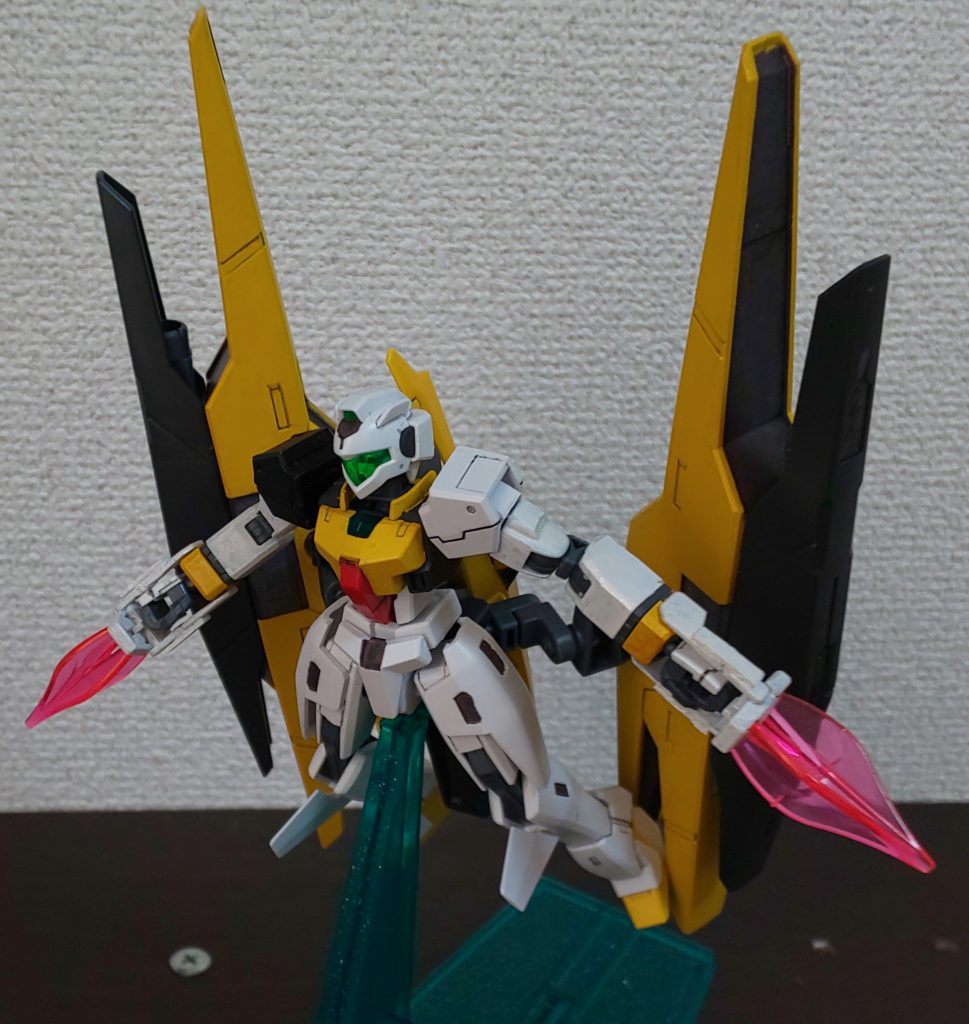 ブランドマーカーを装備してます。GNアーチャーの肩と合わせるために上腕を削った他、ダブルオー系のハンドパーツと合わせるためにブランドマーカー接続アームをプラ板で延長し、手首もボールジョイントが収まるように削っています。