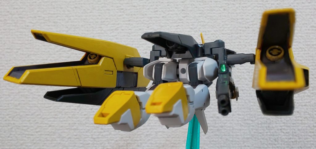 飛行形態。バインダーにスラスターパーツを接着しました。ケルディムのだったかな。見えづらいですが、リアアーマー裏にクアンタの太陽炉パーツを接着しています。