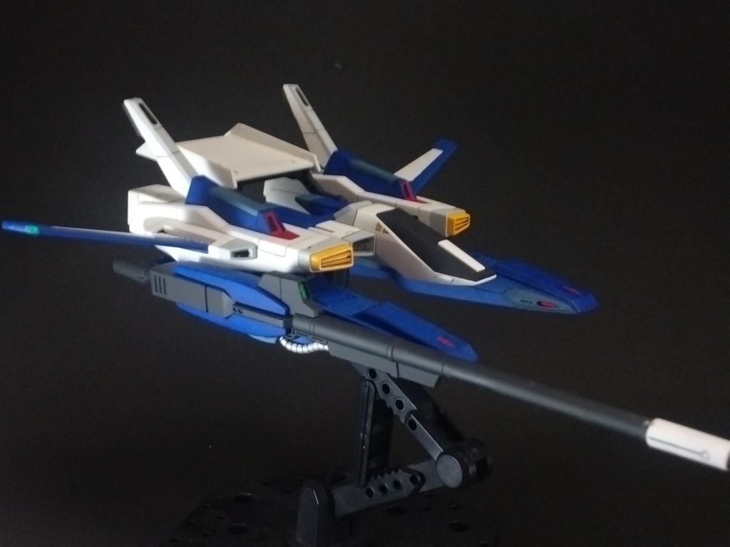 両翼の先端にクリアーカラーのランナーを使ってナビゲーションライトっぽいものを付けました。