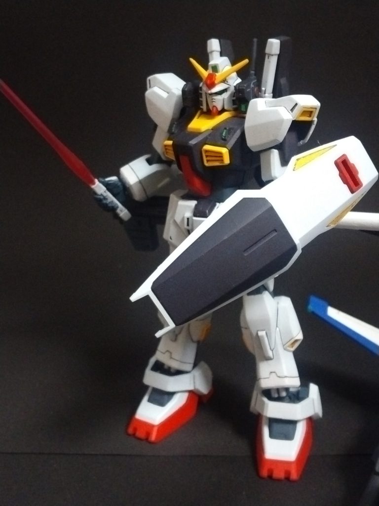 プラ成型で一体になってるサーベル部分を切断して他のキットから持ってきました。