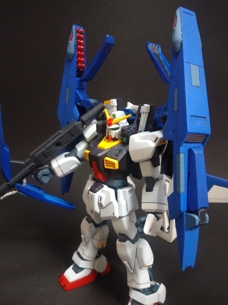 ミサイルポットの開口部をもう少し開けるために内部の支柱部分を削りました。空きのない握りこぶし用にビルドナックルズ角のＬサイズを使いました。