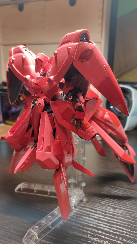 塗装は赤系を2色使っています。水性ホビーカラーのサーモンピンクとホワイトとレッドを混ぜたものと、モンザレッドにホワイトを混ぜたもので塗り分けています。鉄っぽいところは全て赤鉄色で、ゴールドは4アーティストマーカーを使用しています。