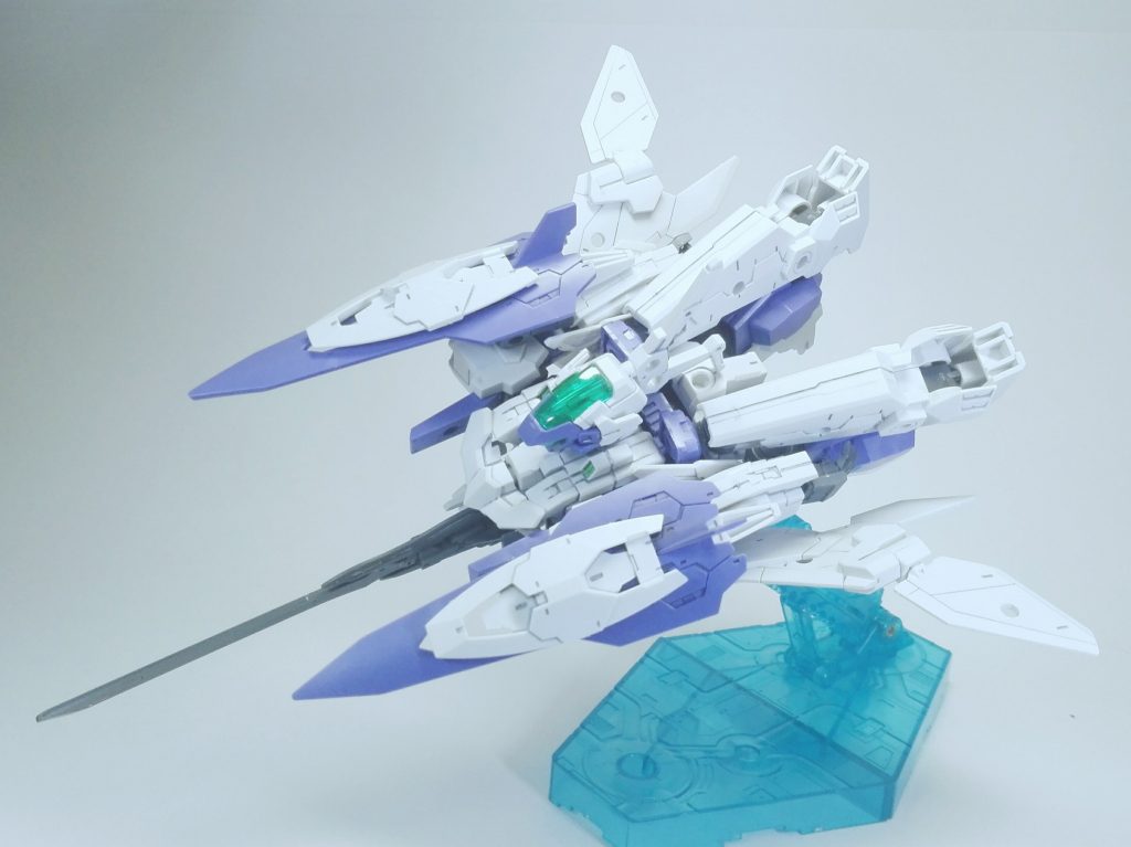 飛行形態。ライフル以外は差し替え無しで変形可能。主兵装を機首に見立ててみましたが、機体下部に懸架しているのであまりそう見えないかも(-_-;)バインダーを前に向けることでシルエットが三叉槍っぽくなります。トライパニッシャーとか撃てそう。肩をポリキャップにしたおかげで変形させる時ギチギチなりません。オススメです。