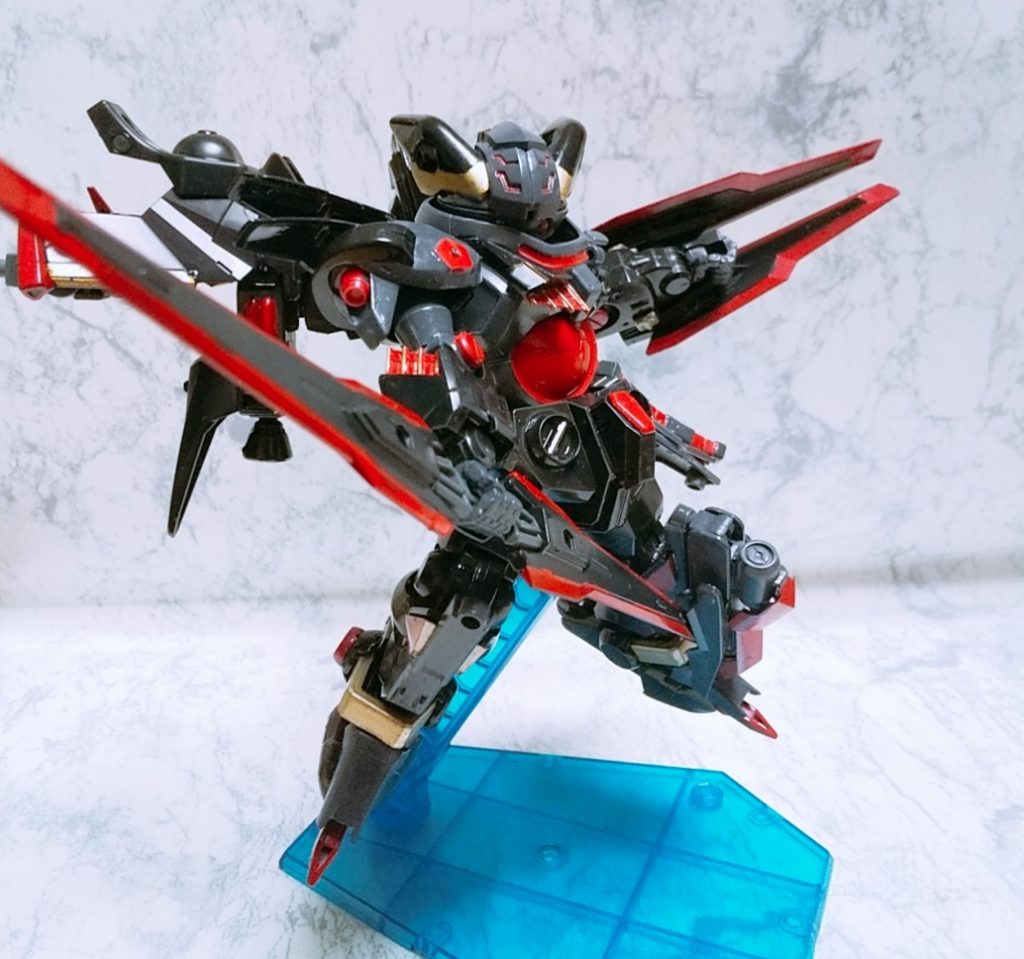 背部ウイングバインダーのブレードは近接戦闘時の実体剣に。ブレードを仕様していても飛行能力は低下せず。