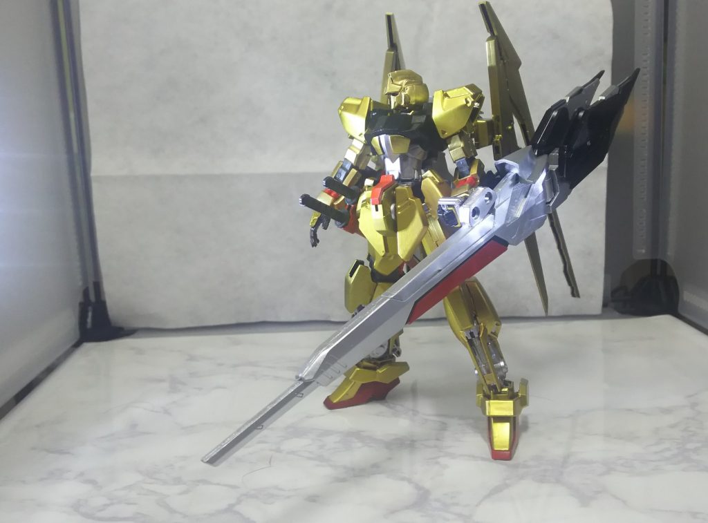 +αの部分、原型機の原型機におけるメガバズーカランチャーを意識したバスターランスシステム「ロンゴミニアド」。ランスとは言葉ばかりであり、その実態は極限までエネルギーを絞って撃ち出すビームキャノンである。MGフリーダムのバラエーナを転用し、破壊力の確保に成功。理屈としてはバイラリナのニードル・ヴェスバーと同様のものである。