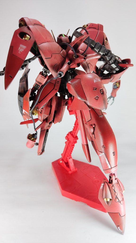 巨大なテールスタビライザーはプロペラントタンクにもなっています。高機動を実現するためのバーニアを全身に装備しているため、推進剤を大量に使用するようです。