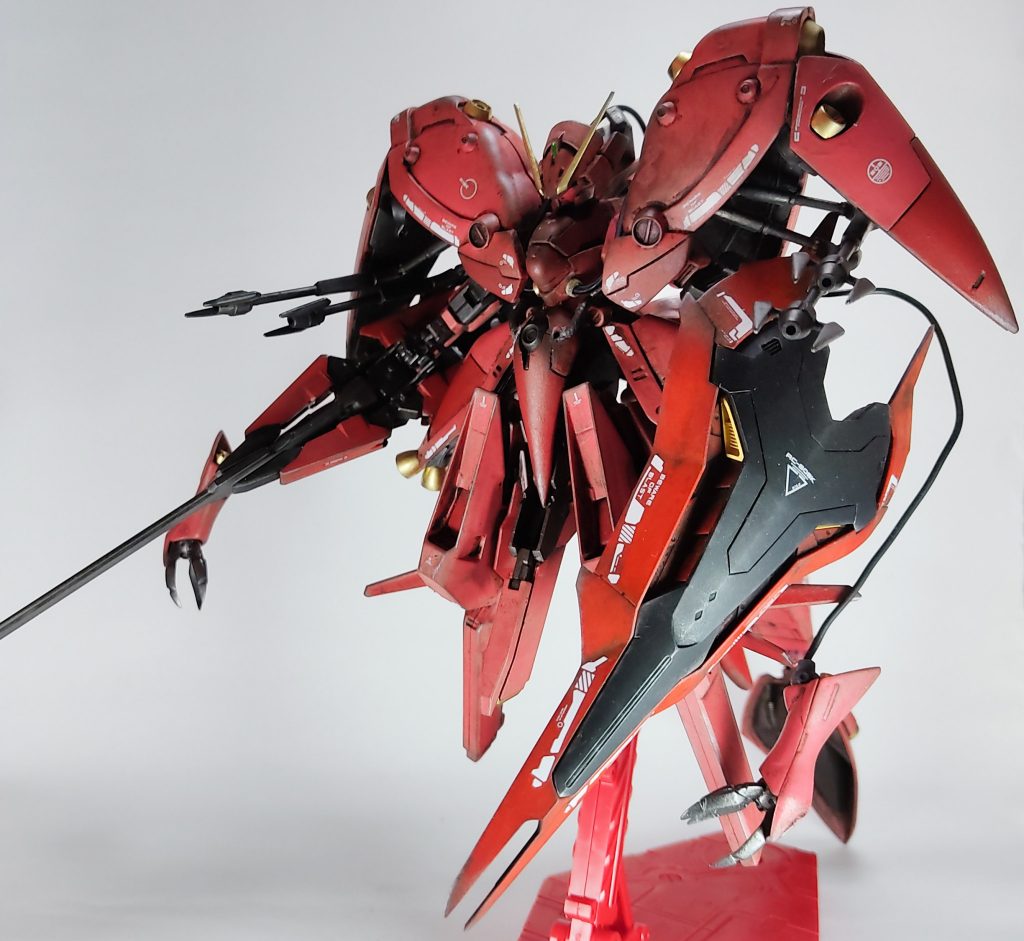 完成です。ウェザリング仕上げにしています。半光沢を吹いてからウェザリングカラーのマルチブラックでフィルタリングとスミ入れ→リアルタッチマーカーグレーでさらにスミ入れ→ウェザリングマスターをエッジにこすりつけ→デカール→つや消し→リアルタッチマーカーブラウンで点を打ってぼかして完成です。…のはずが、ここからが大変でした。ウェザリングカラーが関節部に垂れていて、かなりのパーツがバキバキに割れてしまいました。泣きながら補修していたので写真を撮るのを忘れてしまったのですが、全身様々な箇所で真鍮線を通して接着して内部をパテで固めています。そのせいでまったく稼働しません。動くのは首とクローアームぐらいです。接着剤とパテで荒れてしまった表面は再塗装したりウェザリングで胡魔化したりしています。本来は着脱可能なアーマーとして作っていた為、肩の合わせ目も消していません。色々と悔いの残る結果となってしまいましたが学びも多く、なにより全体のデザインはとても気に入っています。手前味噌ですがスケール違いのキットを組み合わせた自由なガンプラ!って感じなのもいいなーと思いました。長くなってしまいましたが最後までご覧いただきありがとうございました。良ければ過去作も見てやってください。