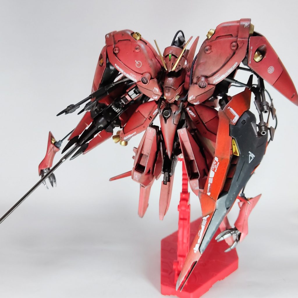 ウーンドウォートとノイエジールのパーツをほぼ全て使用しています。シールドはかつて塗装に失敗したRGサザビーのものです。デザイン的にシールドは不要かなと思ったのですが、コンポジットシールドブースターのカウンターウエイトとして装備させました。