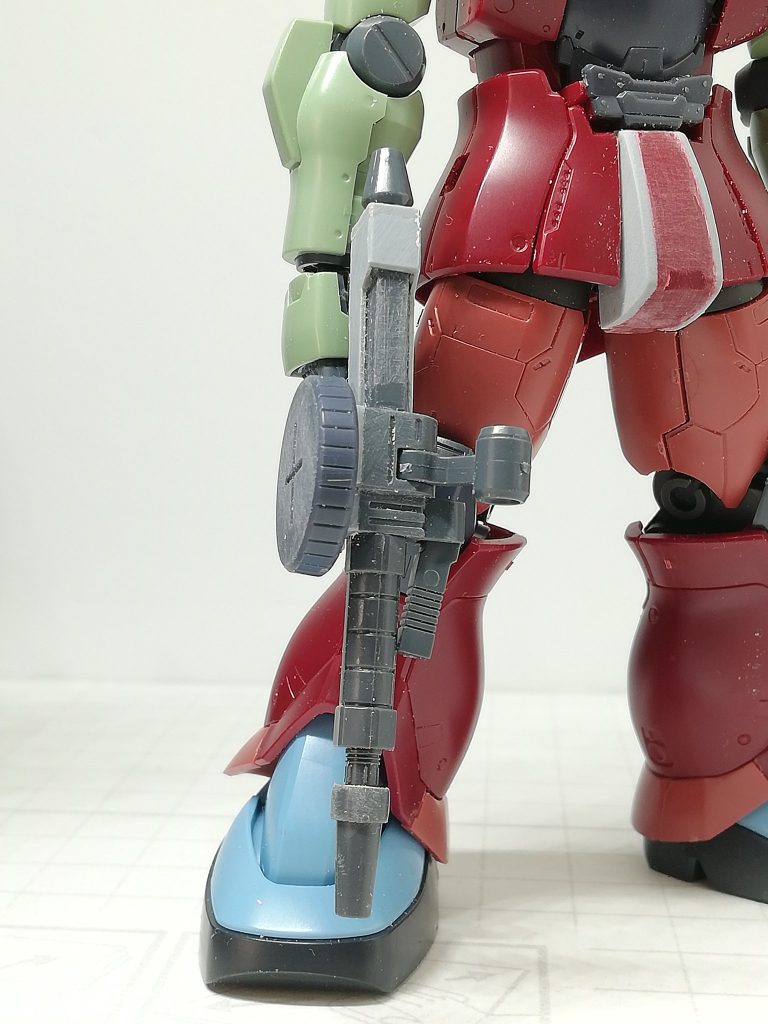 マシンガンは本体をHGUC、銃身をオリジンのザクマシンガン、ドラムマガジンをなんとROBOT魂のF2ザクから！切って刻んでがっちゃんこしてます。