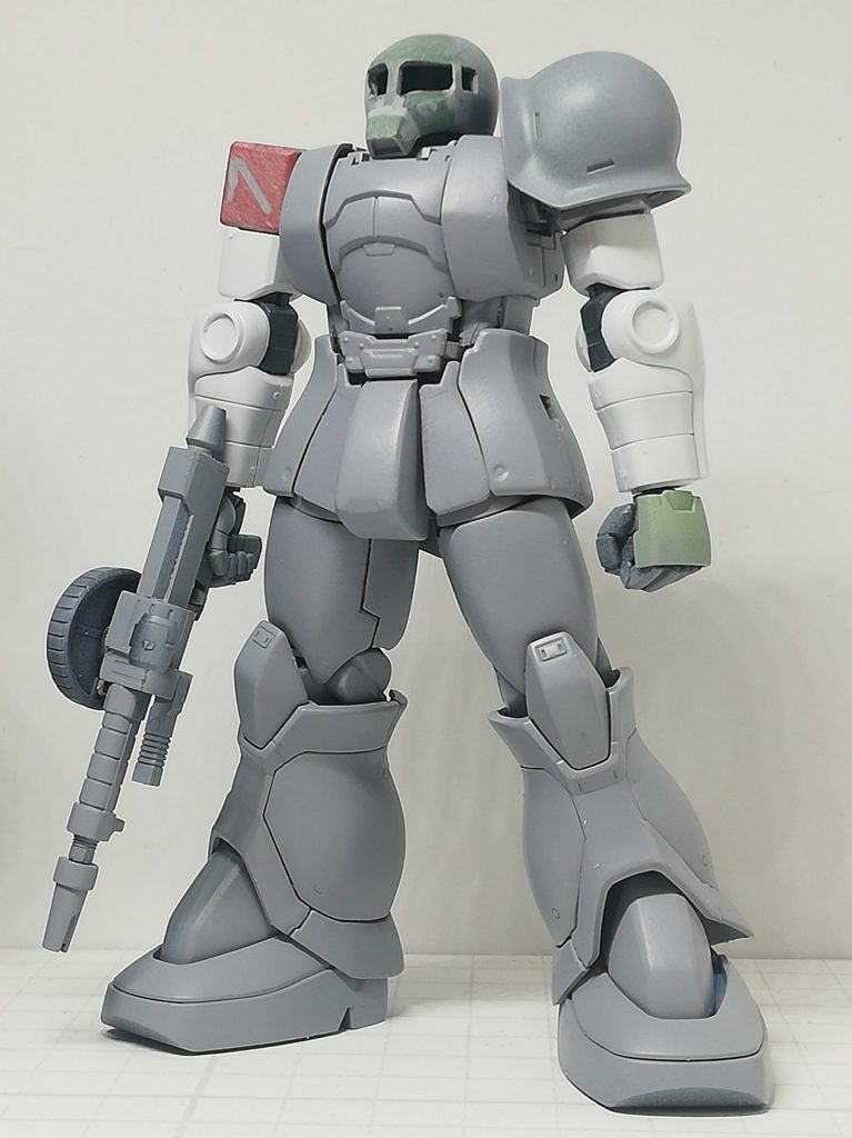 HGUCのザクIの肩と頭を乗っけたり腕を06Rに変えたりと、意外とアニメぽくできるんじゃ？と思いつき、目指す方向が大きく変わっちゃいました。