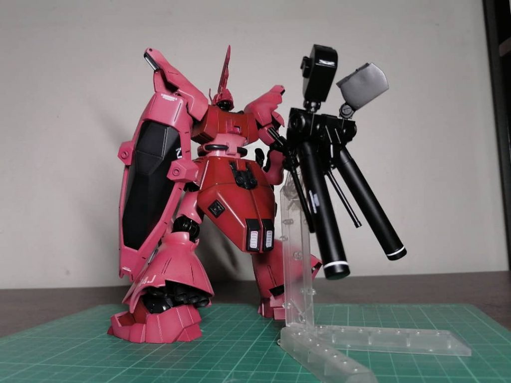 With this build I tried to do a What If? Animation or CCA style approach to this build, good thing the HGUC Sazabi already Exists