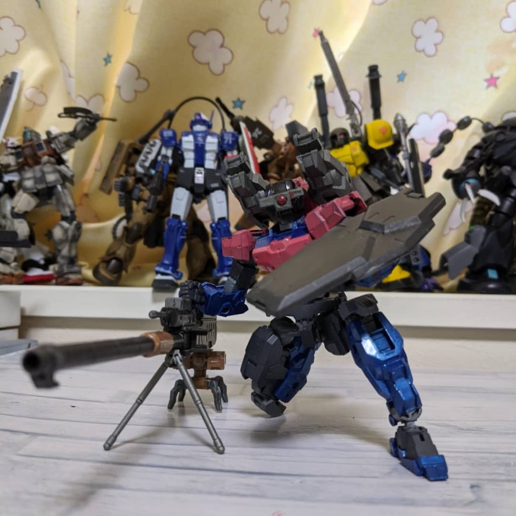 本機は試作機として2機生産され、過去の戦いで得た盾や武器を流用しており、前述の通り互換性にも特化しているからか、バルバトスのメイスも装備することもできる。