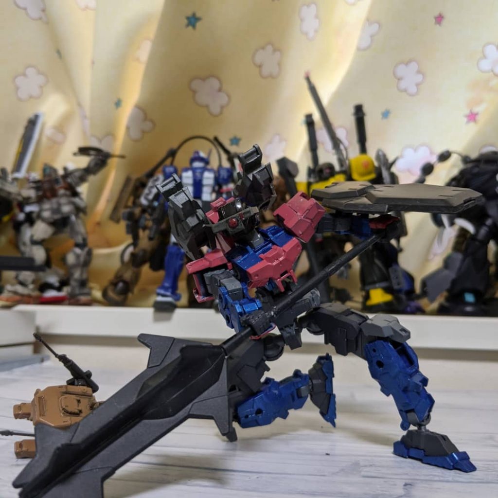 基本的に生産された2機は背面のバッグパックに電力を一つの空間に一極集中させ、キャノン砲の様に電気を放出させることができるスパークブラスターを装備している。