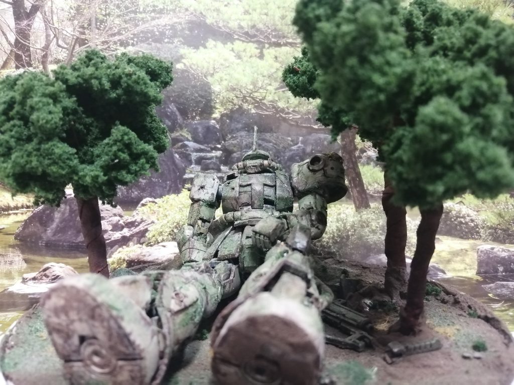 一年戦争が終わって、小破したザクを整備中のまま遺棄して数十年が経過した、という設定です