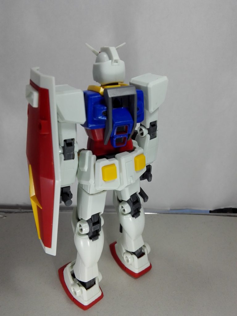 リヴァイブガンダムの背中にストライクの背中のパーツを移植。それ以外は素組のままです。