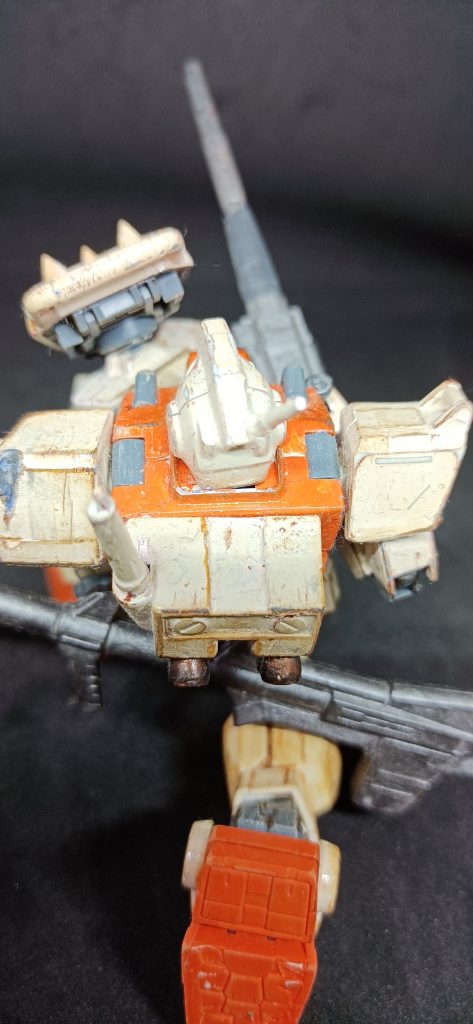 武装はジオンのマゼラトップ砲、バズーカ、頭部バルカン砲、ビームサーベルといずれも旧式でグリプス戦役時のMSと渡り合えるものではない。