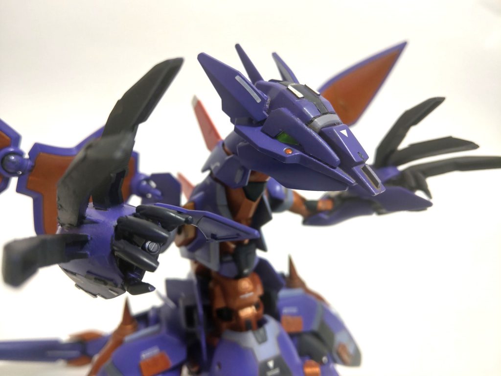 鋭い爪は鋼鉄をも切り裂くぞ。