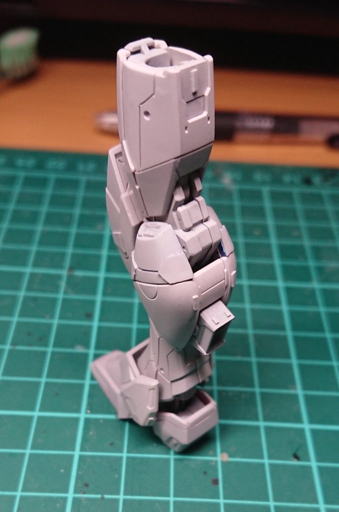 最初に加工しだした足のサフ。青いパーツのディテールアップは掘りなおそうと思ったらぐちゃぐちゃになったのでMGを参考にしてプラバンを貼り付けた。