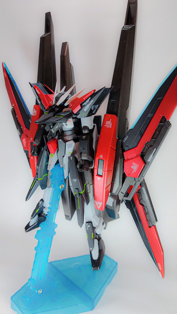 塗装は黒部分が水性ホビーカラーのブラックで、赤部分はガンダムマーカーのロイヤルメタレッドです。筆とペンでそれぞれ塗っています。グリーンはタミヤエナメルのライトグリーンを使用しています。