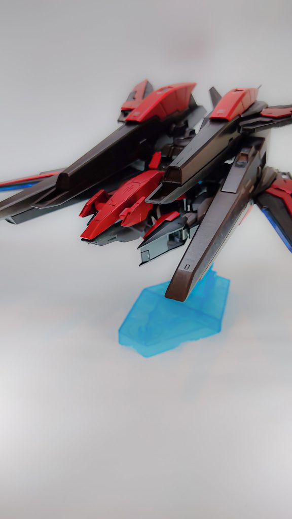 ほぼ機首を引っ張りだすだけなので変形もします。武装は焼鉄色と黒鉄色です。