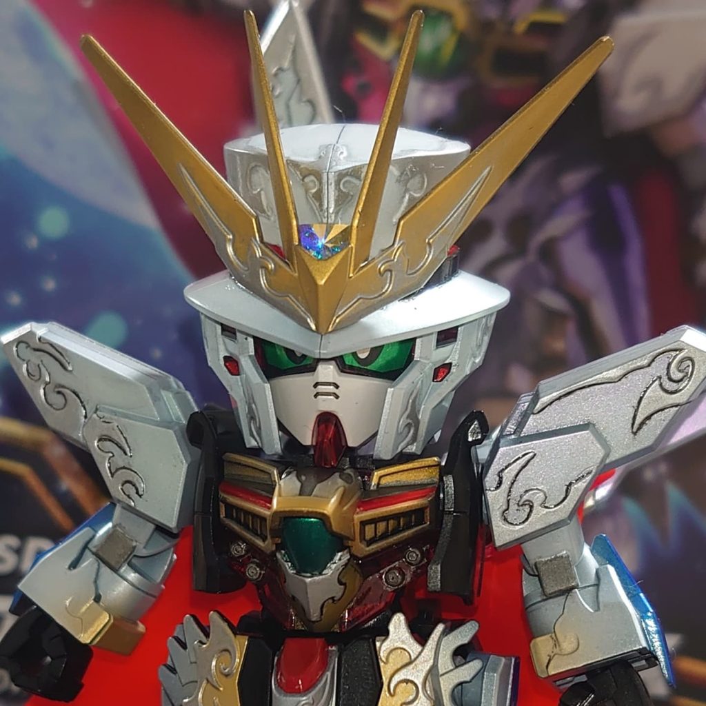 アンテナの後にスワロフスキーをつけてキラキラ感マシマシ。まったく隠れる気はないようですし、合わせ目も隠れてません。