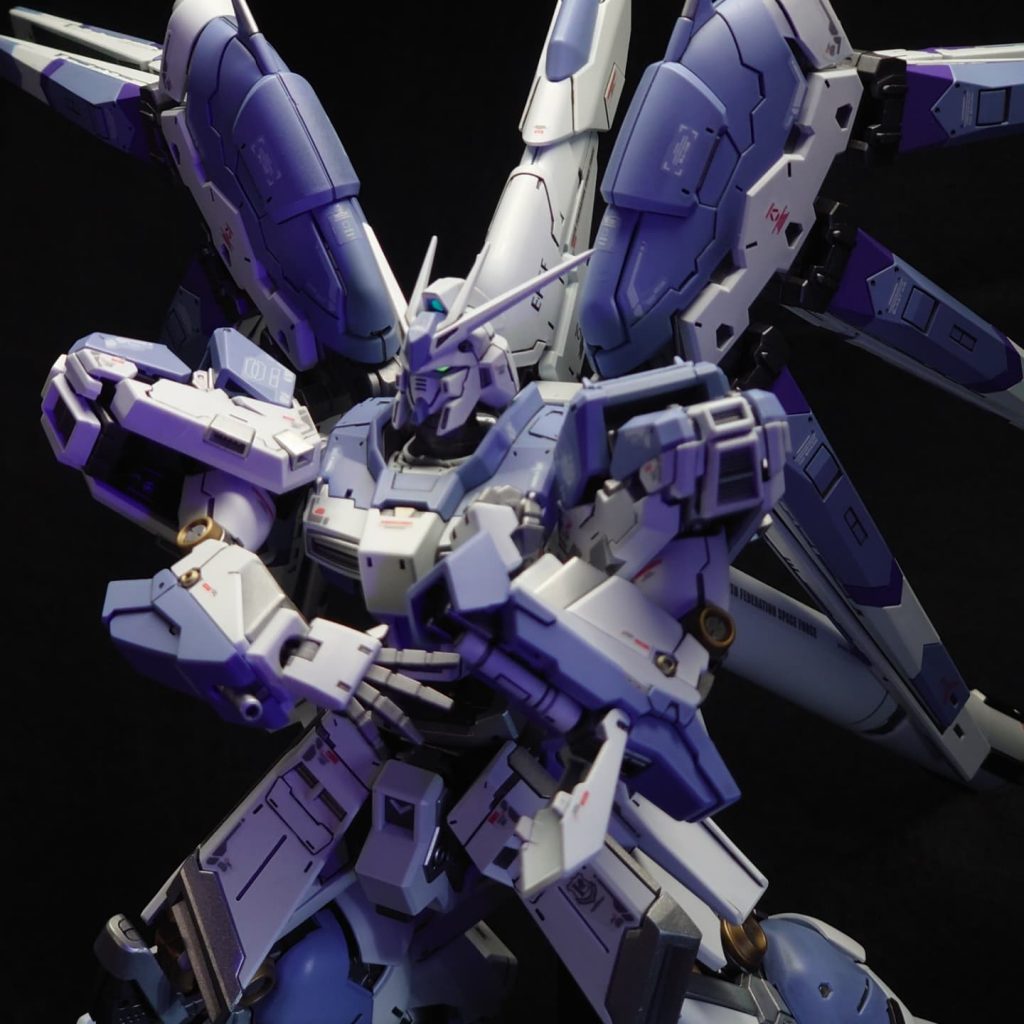 カメラアイと頭部前後のセンサーはブラックライトを当てると光ります。