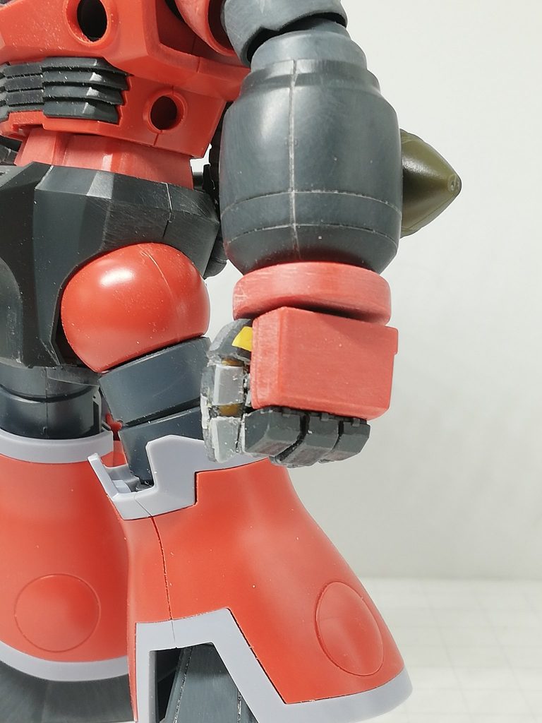 指の肉抜き穴の処理はこんな感じで。あとはアタマのブーメランをちょっととんがらせたくらいで完全に素組みです。