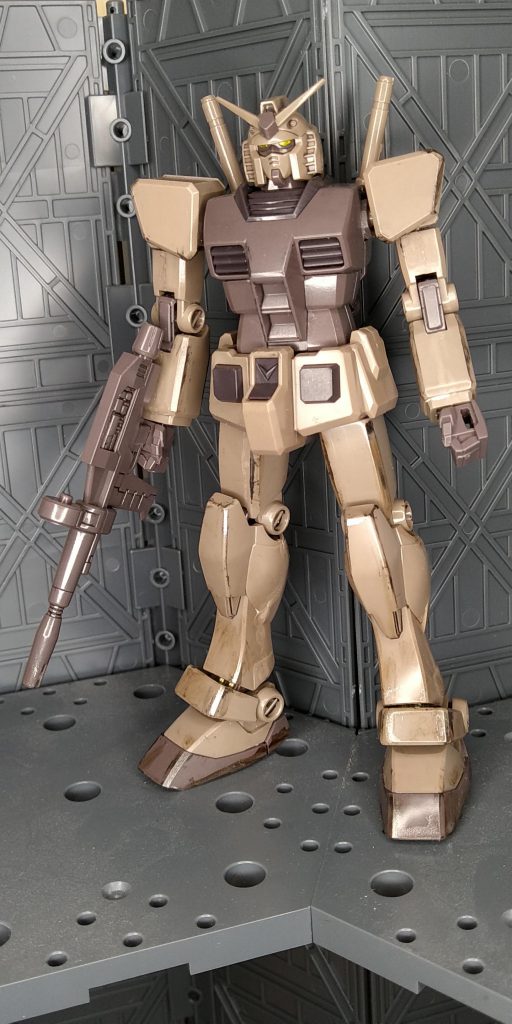 可動はあまりしないのでポーズつけ辛いです　前作のゲルググと違いウェザリングは失敗気味