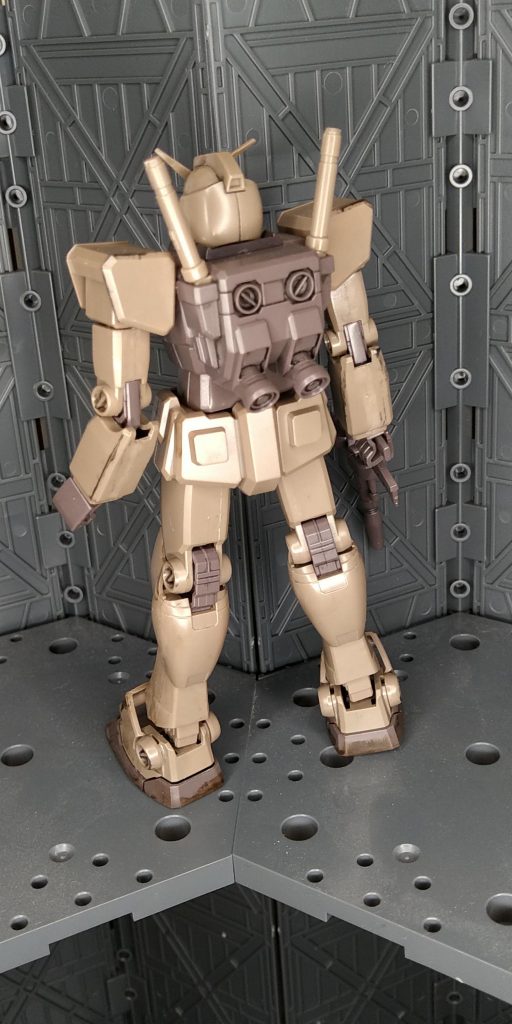 実はEGと違いサーベルは抜く事さえ出来ません！