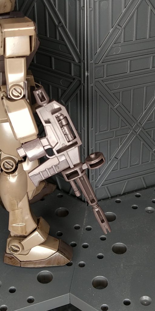 このエグい肉抜き穴は流石に無塗装ではどうにもなりませんでした…。