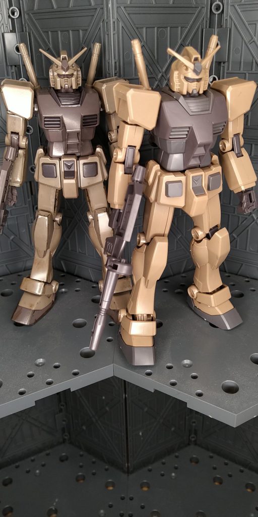 小学生の息子作と対比　同じガンプラでも色味がかなり違います、オンリーワンの記念品としてはアリでしょう