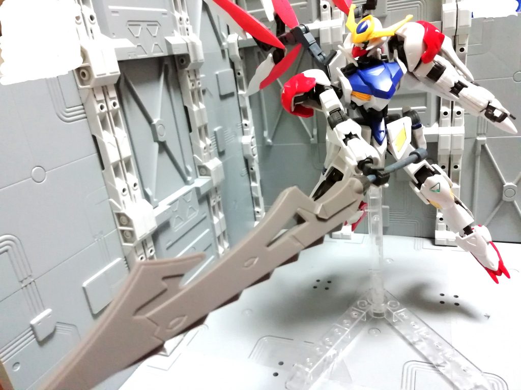 メイン武装のテイル・バスターソード。テイルブレードを流用した大剣で敵機を叩き斬る