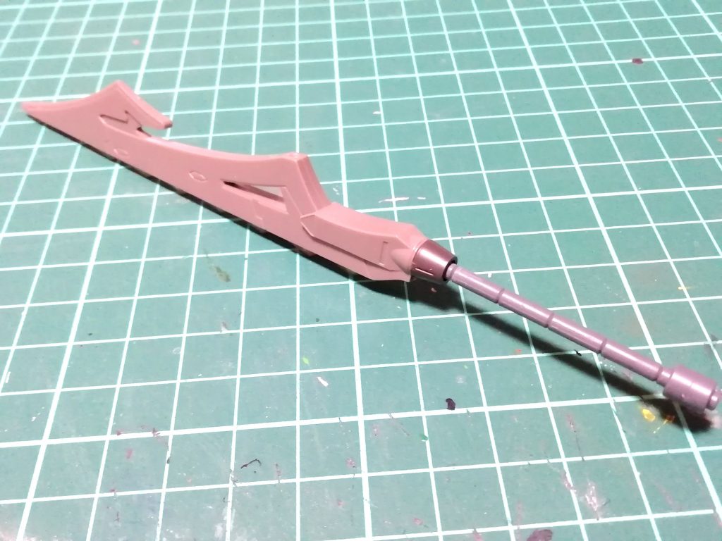 バスターソードは30MMの棒パーツを加工して柄にしました。長さ的にもベストフィット