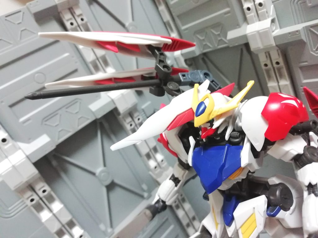 クローアームユニット。ハシュマルの足先をバックパックに流用した物で敵機を握り潰したりダインスレイヴを放つ