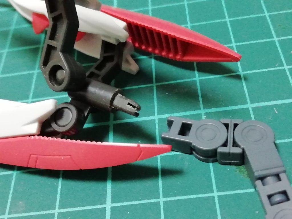 クローアームもそのままだとHGのダボに入らないので付け根をヤスリで調節してボールデンアームアームズに繋げています