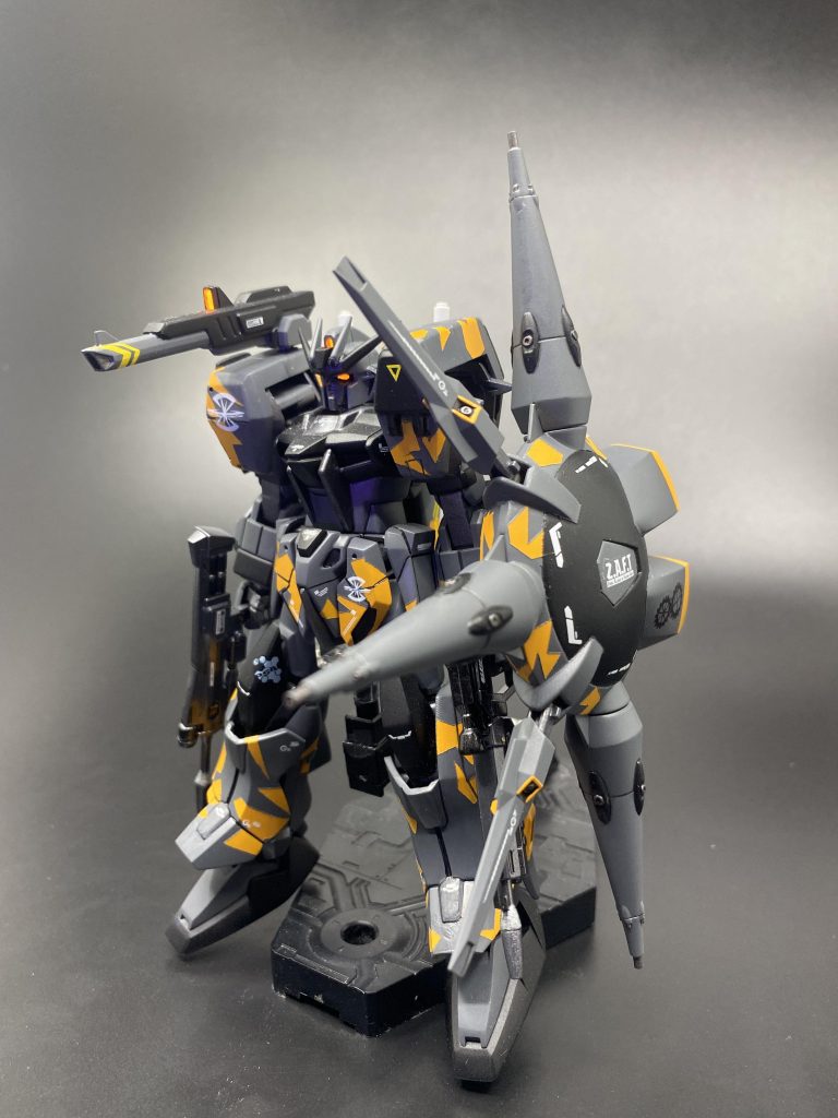 ストライクガンダムの頭部、胴部デュエルASの手足と背面プロヴィデンスのドラグーンをニクスプロヴィデンスのようにマウントしています。