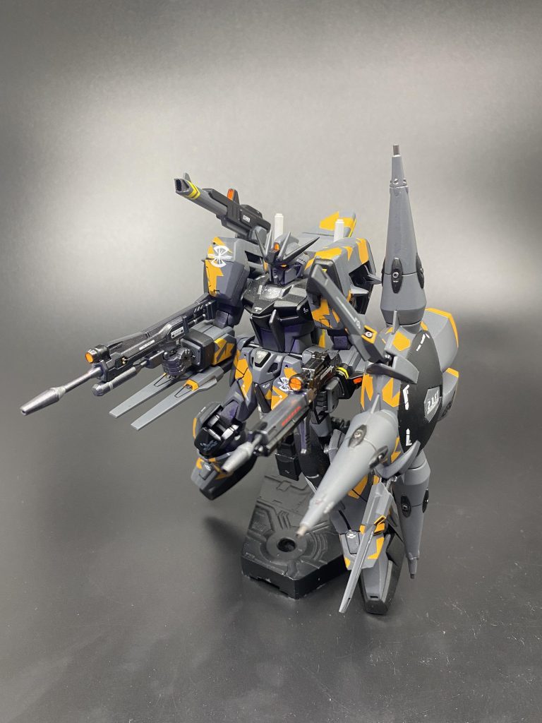 フルバーストです。両腕のライフル、右腕のドラグーン、肩のライフル、肩のミサイルポッド、プロヴィデンスのドラグーン、頭部バルカンで計13基もの砲がありますので、フルバーストも映えるでしょう。