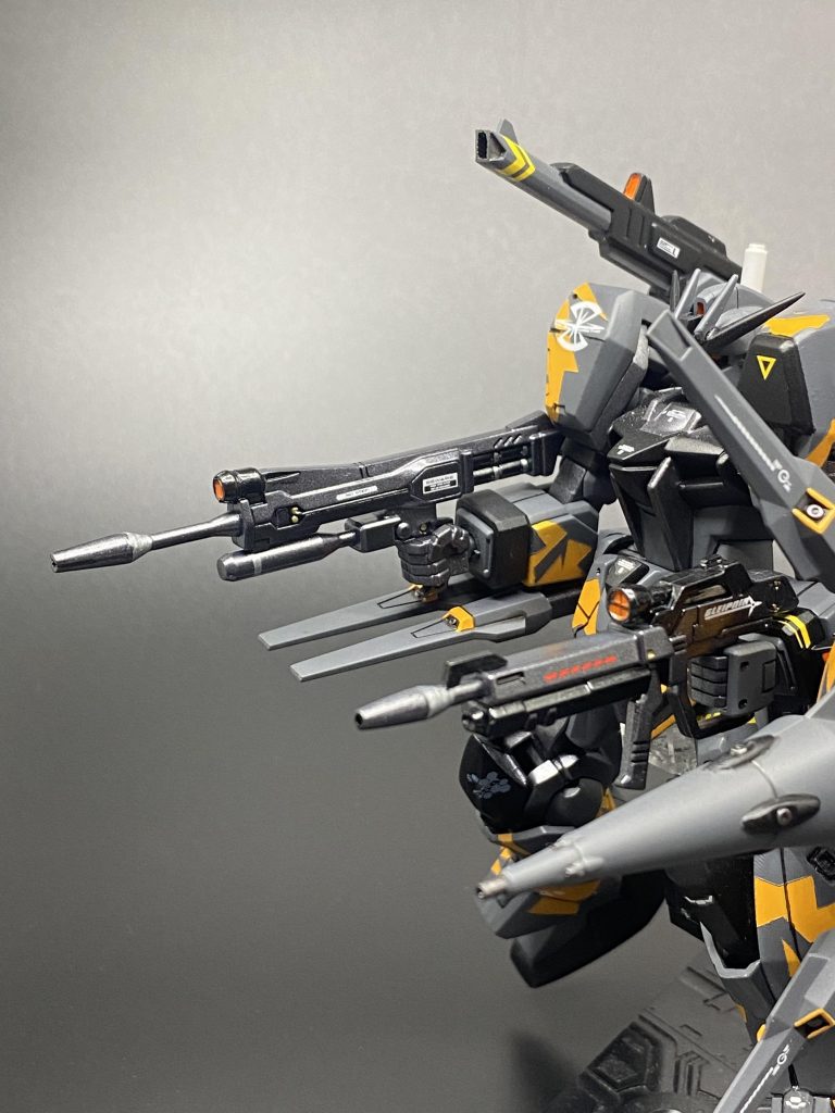 左右に持つライフルはそれぞれ右:デュエルAS左:ストライクです。